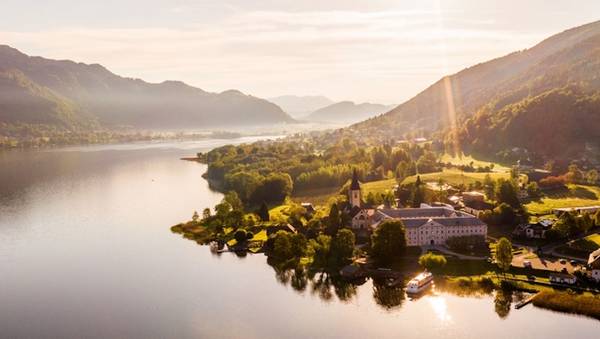 LUXURIÖSER WOHNKOMFORT In der ersten Reihe am See